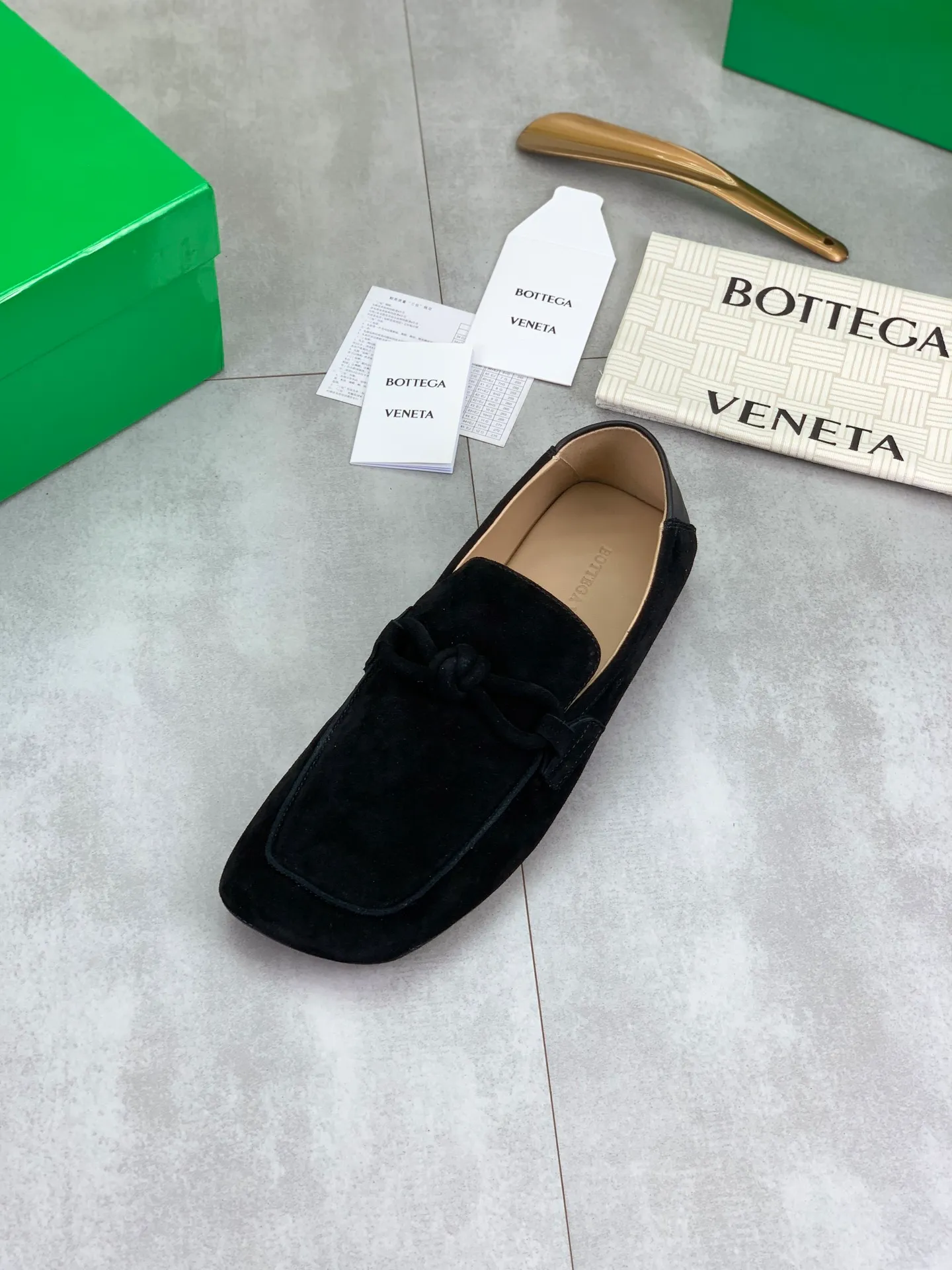 Factory price P760💰Top quality (genuine leather outsole series)💎💎💎 BOTTEGA VENETA official website synchronizes the latest model, top version of the highest version of BV business leather shoes in the market, accept material comparison, shoe type comparison, process comparison, practical and texture, versatile, suitable for any occasion, the more you look at it, the more flavorful it becomes. Pure hand-woven craftsmanship - upper material, imported original hand-woven calfskin - high-quality water-dyed sheepskin lining - original private model custom-made hand-made leather outsole -Size: female 35-39 (34 40 customized) male 39-44 (38 45 customized) Comes with original BV green box, complete packaging.